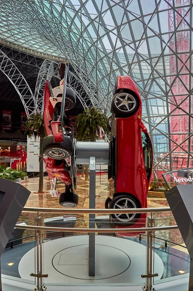 Ferrari Kocsikat Forgat Ferrari Vidámparkban Világ Legnagyobb Ferrari Múzeuma Yas — Stock Fotó