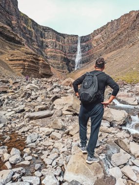 Turistler ve ziyaretçiler, yaz dönemi boyunca İzlanda turundan gelen çarpıcı manzaranın tadını çıkarıyorlar. İzlanda, Avrupa.