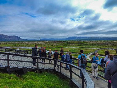 Turistler ve ziyaretçiler, yaz dönemi boyunca İzlanda turundan gelen çarpıcı manzaranın tadını çıkarıyorlar. İzlanda, Avrupa.