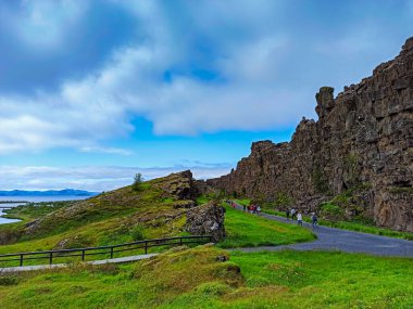 Turistler ve ziyaretçiler, yaz dönemi boyunca İzlanda turundan gelen çarpıcı manzaranın tadını çıkarıyorlar. İzlanda, Avrupa.