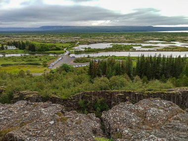Turistler ve ziyaretçiler, yaz dönemi boyunca İzlanda turundan gelen çarpıcı manzaranın tadını çıkarıyorlar. İzlanda, Avrupa.