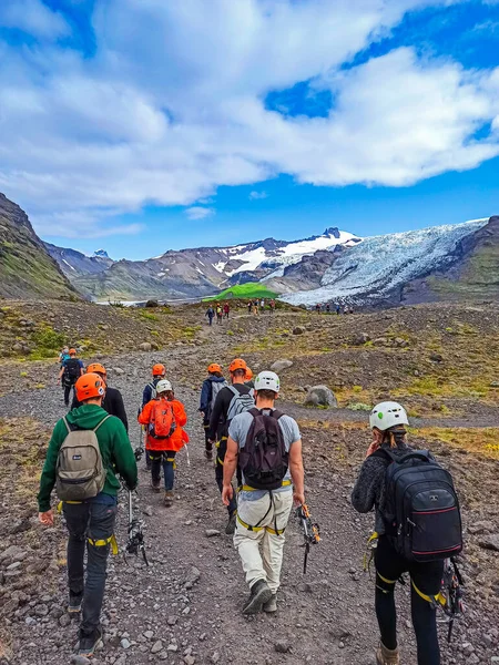 Turyści Turyści Mogą Podziwiać Wspaniały Widok Trasę Wycieczki Islandzie Okresie — Zdjęcie stockowe