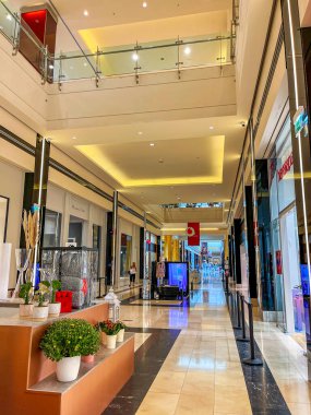 Marousi, Atina, Yunanistan 'daki ünlü Altın Salon alışveriş merkezinin iç manzarası.