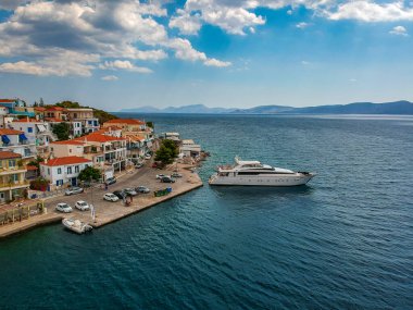 Filmin sonunda Bistis Ormanı, Argolida, Peloponnese, Yunanistan, Peninsula 'da inşa edilen Ermioni adlı manzaralı deniz kentine ait panoramik fotoğraf