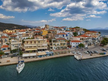 Filmin sonunda Bistis Ormanı, Argolida, Peloponnese, Yunanistan, Peninsula 'da inşa edilen Ermioni adlı manzaralı deniz kentine ait panoramik fotoğraf