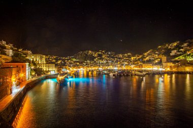 Hydra adasının pitoresk limanından gece görüşü. Liman veya liman, Yunanistan 'ın Saronik Körfezi' nde yer alan Hydra 'nın ana odak noktasıdır.