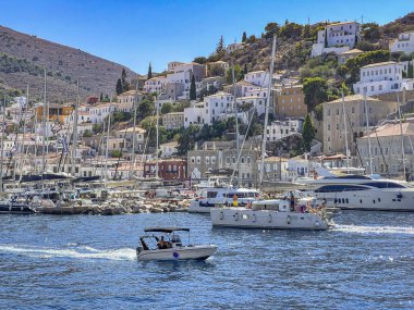 Hydra adasının pitoresk limanından görüntü. Liman veya liman, Yunanistan 'ın Saronik Körfezi' nde yer alan Hydra 'nın ana odak noktasıdır.