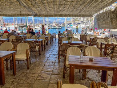 Argosaronic körfezi manzaralı güzel bir açık hava lokantası. Yunan adası Hydra 'da..