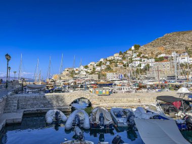 Hydra adasının pitoresk limanından görüntü. Liman veya liman, Yunanistan 'ın Saronik Körfezi' nde yer alan Hydra 'nın ana odak noktasıdır.