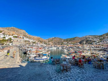 Hydra adasının pitoresk limanından görüntü. Liman veya liman, Yunanistan 'ın Saronik Körfezi' nde yer alan Hydra 'nın ana odak noktasıdır.