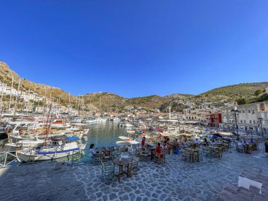 Hydra adasının pitoresk limanından görüntü. Liman veya liman, Yunanistan 'ın Saronik Körfezi' nde yer alan Hydra 'nın ana odak noktasıdır.