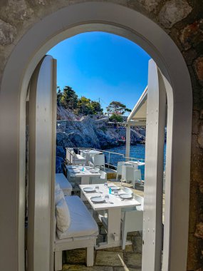 Argosaronic körfezi manzaralı güzel bir açık hava lokantası. Yunan adası Hydra 'da..