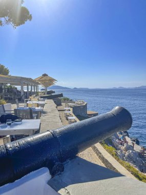 Yunanistan 'daki Hydra adasının limanını koruyan eski tarihi topların görüntüsü