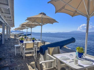 Yunanistan 'daki Hydra adasının limanını koruyan eski tarihi topların görüntüsü