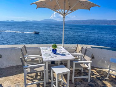 Argosaronic körfezi manzaralı güzel bir açık hava lokantası. Yunan adası Hydra 'da..