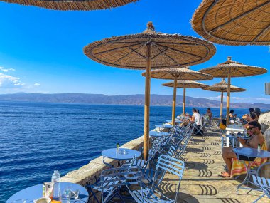 Argosaronic körfezi manzaralı güzel bir açık hava lokantası. Yunan adası Hydra 'da..