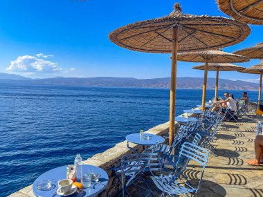 Argosaronic körfezi manzaralı güzel bir açık hava lokantası. Yunan adası Hydra 'da..