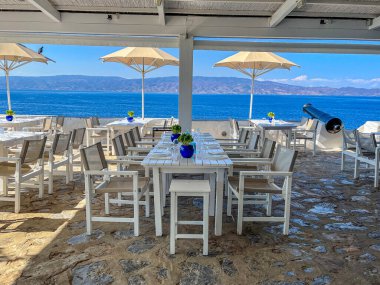 Argosaronic körfezi manzaralı güzel bir açık hava lokantası. Yunan adası Hydra 'da..