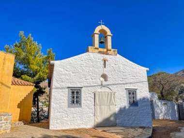 Yunanistan 'ın Hydra adasındaki yenilenmiş eski geleneksel Aziz George kilisesi.