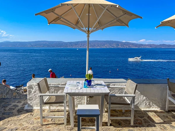 Argosaronic körfezi manzaralı güzel bir açık hava lokantası. Yunan adası Hydra 'da..