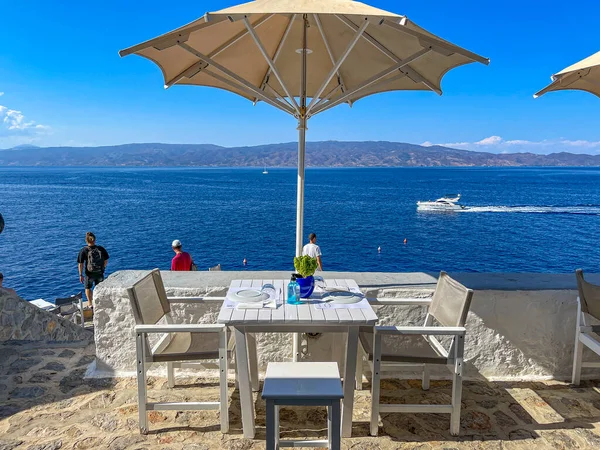 Argosaronic körfezi manzaralı güzel bir açık hava lokantası. Yunan adası Hydra 'da..