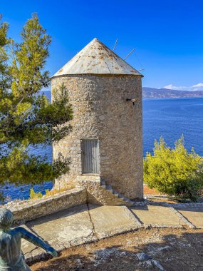 Hydra adası tepedeki çam ağaçlarının parkı boyunca uzanır. Saronik Körfezi Yunan adaları