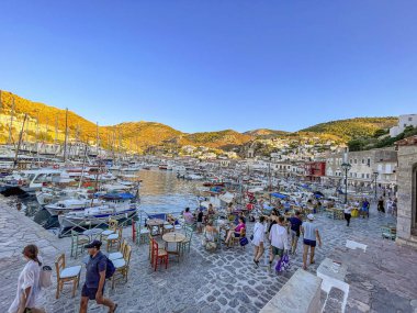 Hydra adasının pitoresk limanından görüntü. Liman veya liman, Yunanistan 'ın Saronik Körfezi' nde yer alan Hydra 'nın ana odak noktasıdır.