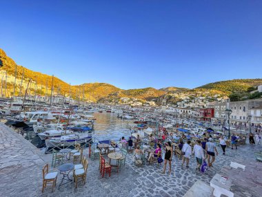 Hydra adasının pitoresk limanından görüntü. Liman veya liman, Yunanistan 'ın Saronik Körfezi' nde yer alan Hydra 'nın ana odak noktasıdır.