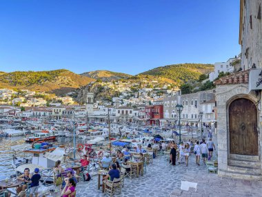 Hydra adasının pitoresk limanından görüntü. Liman veya liman, Yunanistan 'ın Saronik Körfezi' nde yer alan Hydra 'nın ana odak noktasıdır.