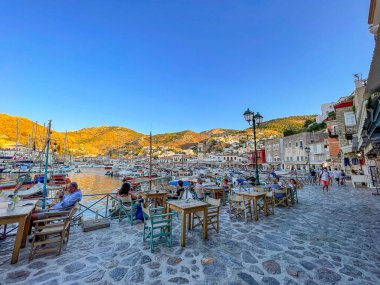 Hydra adasının pitoresk limanından görüntü. Liman veya liman, Yunanistan 'ın Saronik Körfezi' nde yer alan Hydra 'nın ana odak noktasıdır.