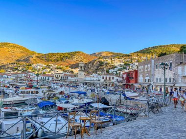 Hydra adasının pitoresk limanından görüntü. Liman veya liman, Yunanistan 'ın Saronik Körfezi' nde yer alan Hydra 'nın ana odak noktasıdır.