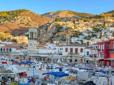 Hydra adasının pitoresk limanından görüntü. Liman veya liman, Yunanistan 'ın Saronik Körfezi' nde yer alan Hydra 'nın ana odak noktasıdır.