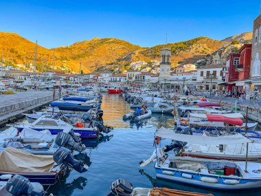 Hydra adasının pitoresk limanından görüntü. Liman veya liman, Yunanistan 'ın Saronik Körfezi' nde yer alan Hydra 'nın ana odak noktasıdır.