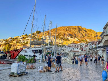 Hydra adasının pitoresk limanından görüntü. Liman veya liman, Yunanistan 'ın Saronik Körfezi' nde yer alan Hydra 'nın ana odak noktasıdır.