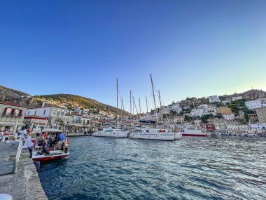 Hydra adasının pitoresk limanından görüntü. Liman veya liman, Yunanistan 'ın Saronik Körfezi' nde yer alan Hydra 'nın ana odak noktasıdır.