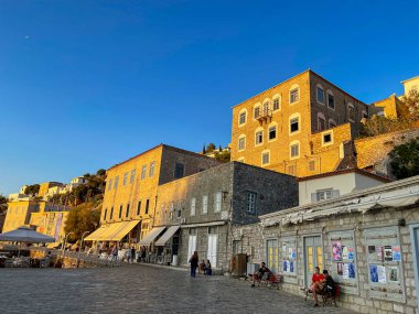 Yunanistan 'ın pitoresk Hydra adasından güzel günbatımı renkleri. Liman üzerindeki Hydra kasabasından görüntü.