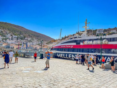 Yolcular ve gezginler Yunanistan 'ın Hydra limanındaki Uçan Yunus' a binmek için geliyorlar.