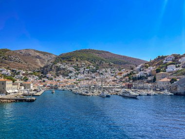 Hydra adasının pitoresk limanından görüntü. Liman veya liman, Yunanistan 'ın Saronik Körfezi' nde yer alan Hydra 'nın ana odak noktasıdır.