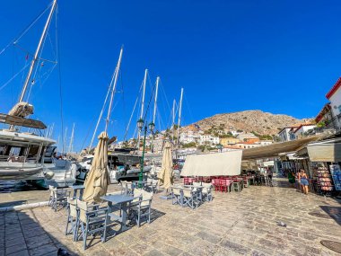 Hydra adasının pitoresk limanından görüntü. Liman veya liman, Yunanistan 'ın Saronik Körfezi' nde yer alan Hydra 'nın ana odak noktasıdır.