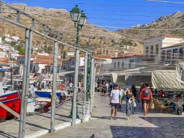 Hydra adasının pitoresk limanından görüntü. Liman veya liman, Yunanistan 'ın Saronik Körfezi' nde yer alan Hydra 'nın ana odak noktasıdır.