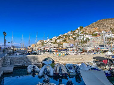 Hydra adasının pitoresk limanından görüntü. Liman veya liman, Yunanistan 'ın Saronik Körfezi' nde yer alan Hydra 'nın ana odak noktasıdır.