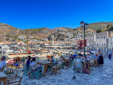 Hydra adasının pitoresk limanından görüntü. Liman veya liman, Yunanistan 'ın Saronik Körfezi' nde yer alan Hydra 'nın ana odak noktasıdır.