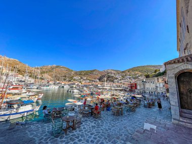 Hydra adasının pitoresk limanından görüntü. Liman veya liman, Yunanistan 'ın Saronik Körfezi' nde yer alan Hydra 'nın ana odak noktasıdır.