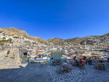 Hydra adasının pitoresk limanından görüntü. Liman veya liman, Yunanistan 'ın Saronik Körfezi' nde yer alan Hydra 'nın ana odak noktasıdır.