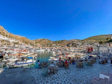 Hydra adasının pitoresk limanından görüntü. Liman veya liman, Yunanistan 'ın Saronik Körfezi' nde yer alan Hydra 'nın ana odak noktasıdır.