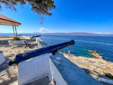 Yunanistan 'daki Hydra adasının limanını koruyan eski tarihi topların görüntüsü