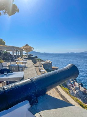 Yunanistan 'daki Hydra adasının limanını koruyan eski tarihi topların görüntüsü