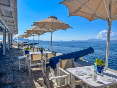 Yunanistan 'daki Hydra adasının limanını koruyan eski tarihi topların görüntüsü