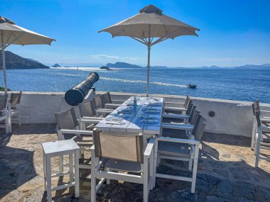 Argosaronic körfezi manzaralı güzel bir açık hava lokantası. Yunan adası Hydra 'da..