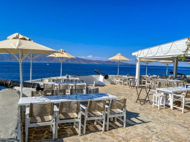 Argosaronic körfezi manzaralı güzel bir açık hava lokantası. Yunan adası Hydra 'da..